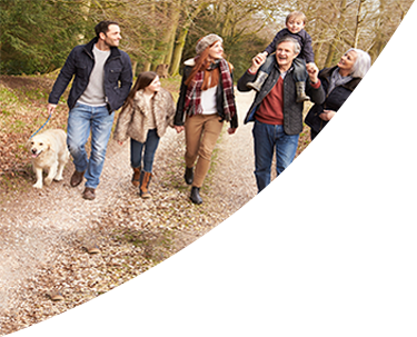 Famille promenant le chien dans la forêt