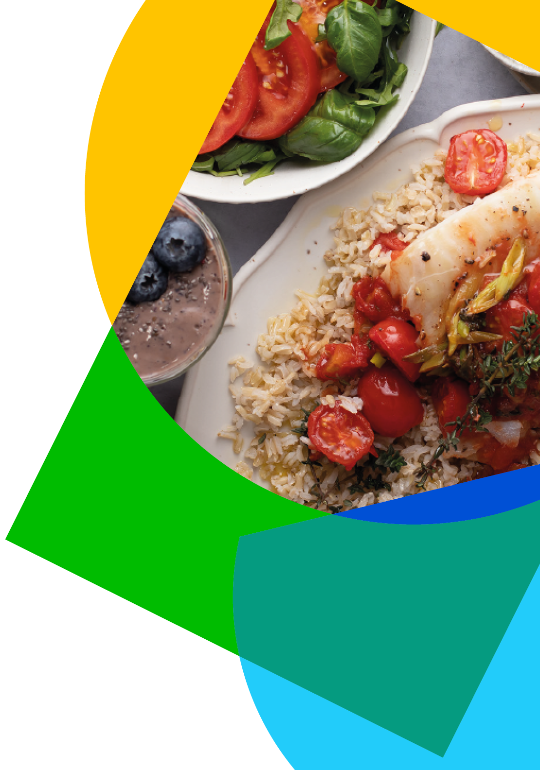 Assiette avec du poisson, du riz, des tomates, de la salade et un smoothie aux myrtilles.