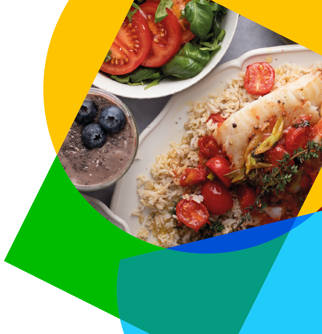 Assiette avec du poisson, du riz, des tomates, de la salade et un smoothie aux myrtilles.