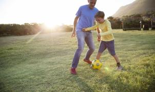 Père et fils jouent au foot