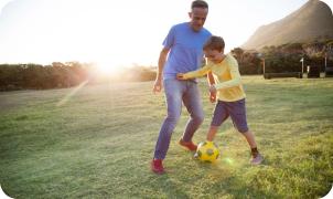 Père et fils jouent au foot