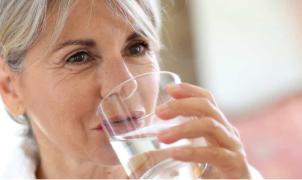 Femme buvant un verre d’eau 