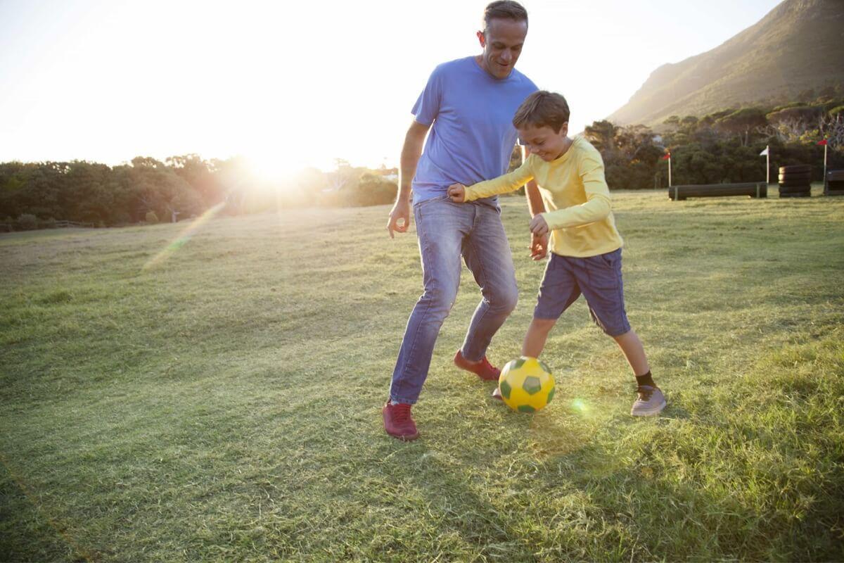 Père et fils jouent au foot