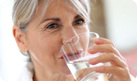 Femme buvant un verre d’eau 